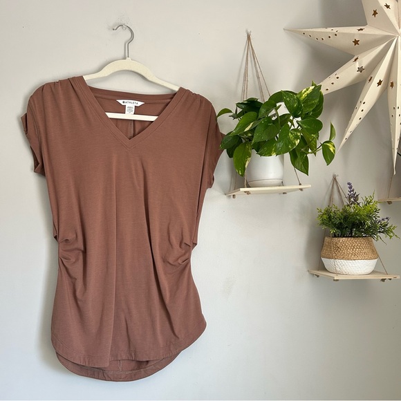 🩷ATHLETA OUTBOUND V NECK TEE SHIRT SHORT SLEEVE ATHLETIC SIZE MEDIUM BROWN - Picture 2 of 7